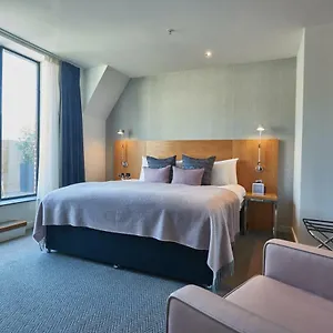 Apex Of 4*, Londres Reino Unido